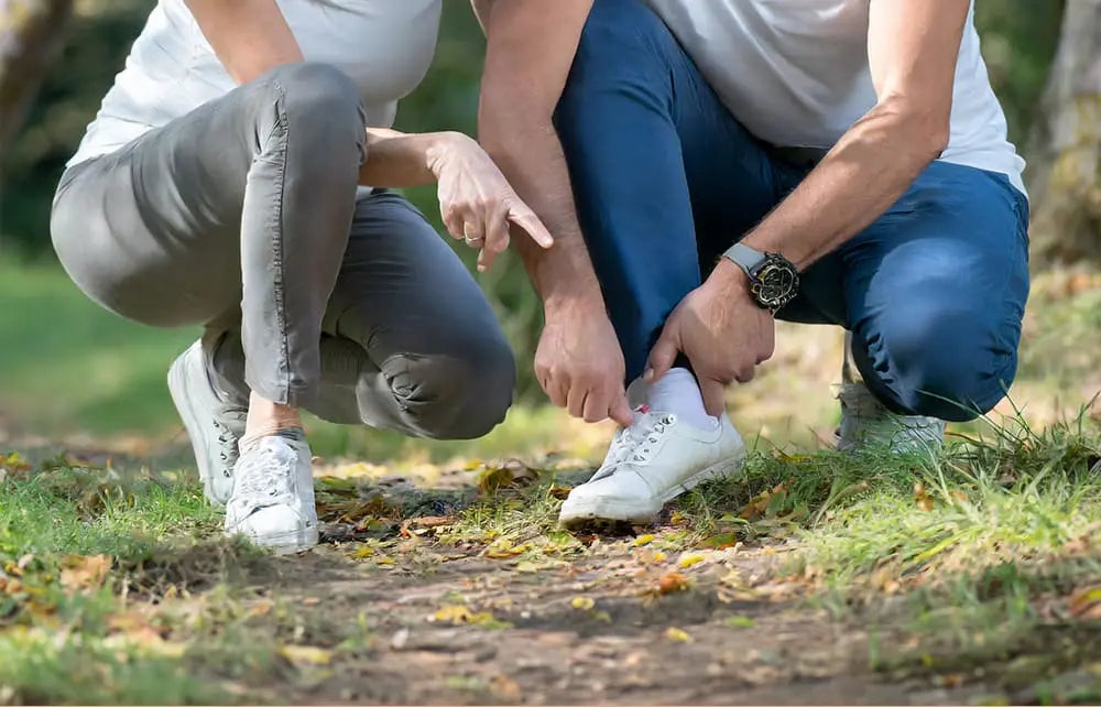 sport insoles- Everyday insoles for all people. In the picture we can see two people in a park using shoes with everyday insoles.
